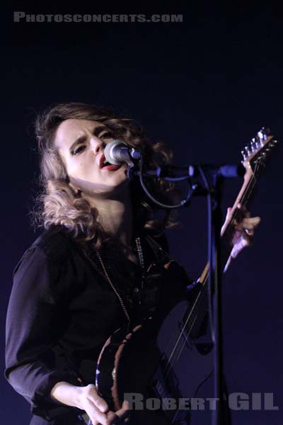 ANNA CALVI - 2014-02-15 - PARIS - Le Trianon - 